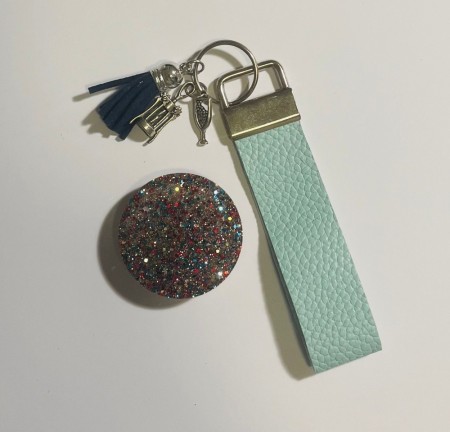 1 nøkkelring og 1 popsocket