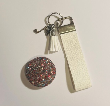 1 nøkkelring og 1 popsocket