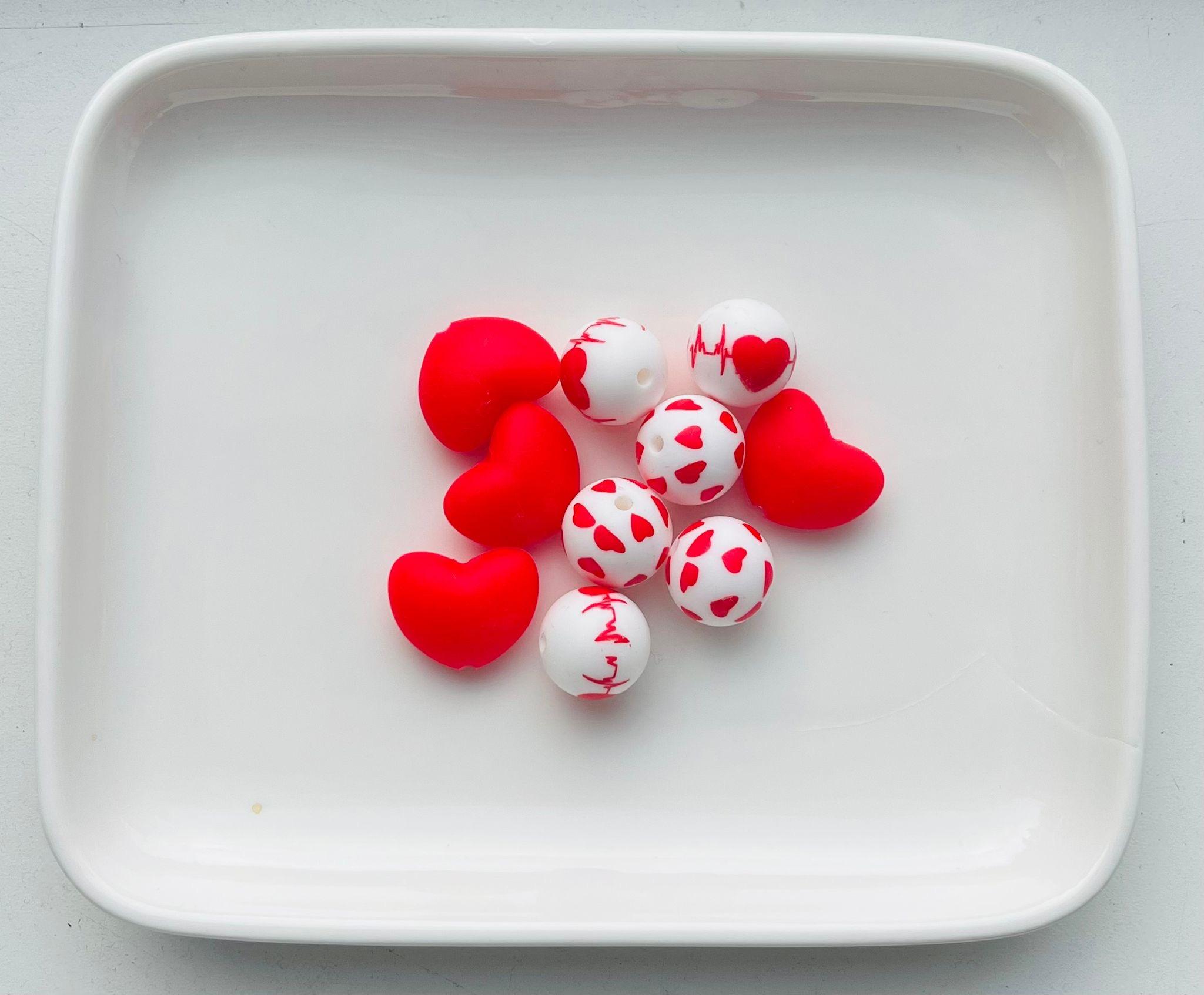 Diverse røde silikonperler