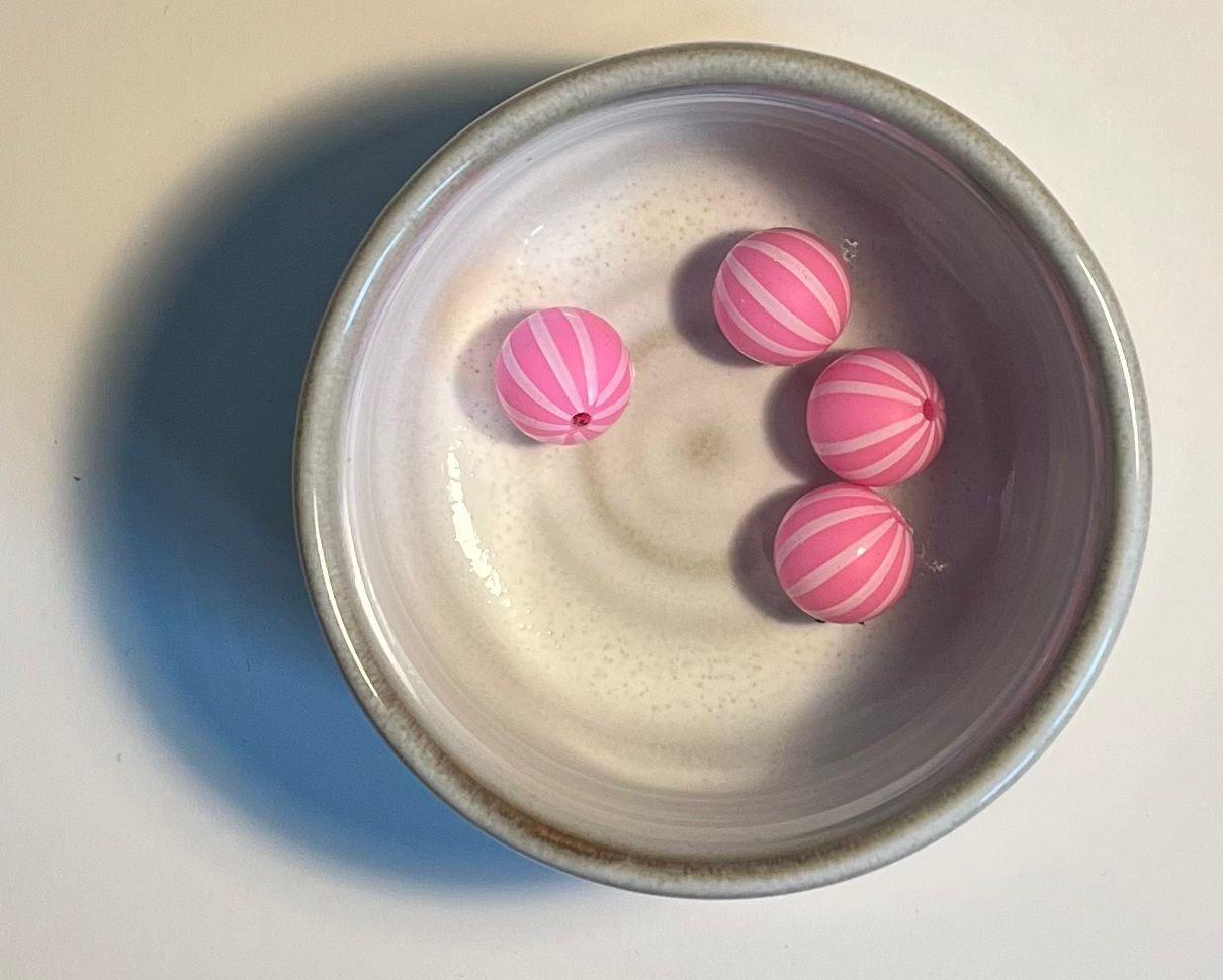 Diverse rosa silikonperler